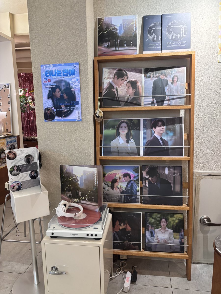 second_romantic's tweet image. 나완비가 1주년이라니 너무 감격스럽다
1년전 행복했던 모습 그대로...🤍
고마워요 행복하게 만들어줘서
나에게 2025 베스트커플은 깡유였어🫧

#나의완벽한비서_1주년_카페
#완벽히_티나는_연애