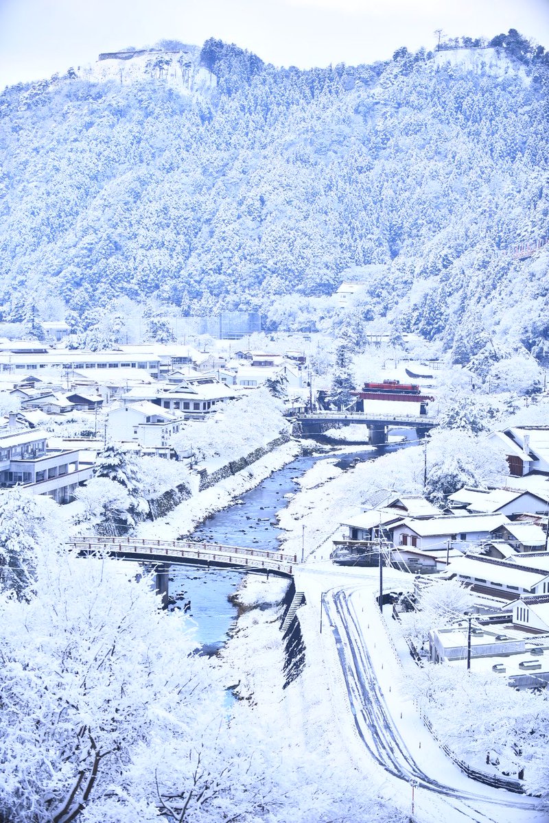 雪景色の津和野を走るDD51 1043
