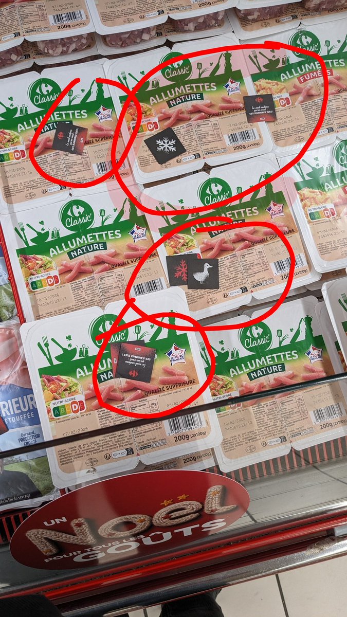 Aujourd'hui il neige dehors et même dans les rayons de <a href="/CarrefourFrance/">Carrefour</a> 
C'est peut-être pour nous rappeler que cette enseigne recourt massivement à l'élevage intensif 😡
l214.com/stop-cruaute/c…