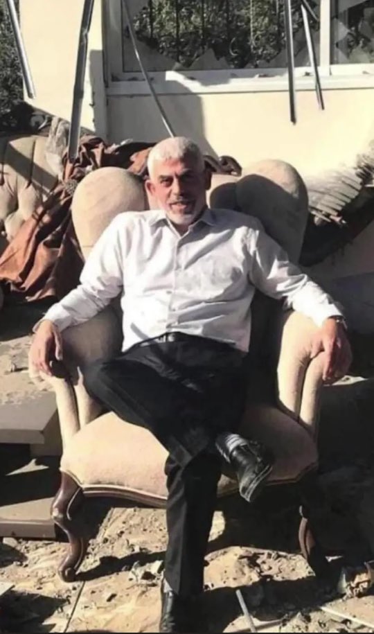 كم كان يتمنى المجرم #نتنياهو ان يصور جنوده مثل هذه الصورة مع البطل #يحيى_السنوار 

ولكن هيهات

ما اخذوه الا قتيلا انهكته الجراح ويقاتل بيد مكسورة

تقبله الله في الشهداء