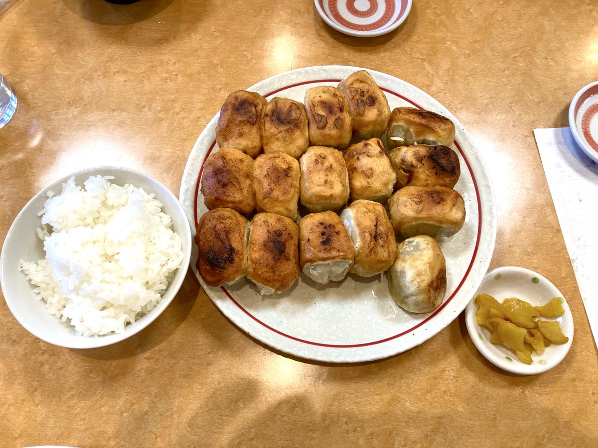JEROandEXP's tweet photo. 今日はどうしても食べたい餃子があったので佐賀県まで行きました。

「餃子会館」
・パンと肉まんと餃子の中間のような餃子。
・ラーメンは豚骨強いけどさっぱりしてクリーミー
・餃子は持ち帰り可能

#佐賀県 #ラーメン #餃子 https://t.co/DJXFdcqhRv