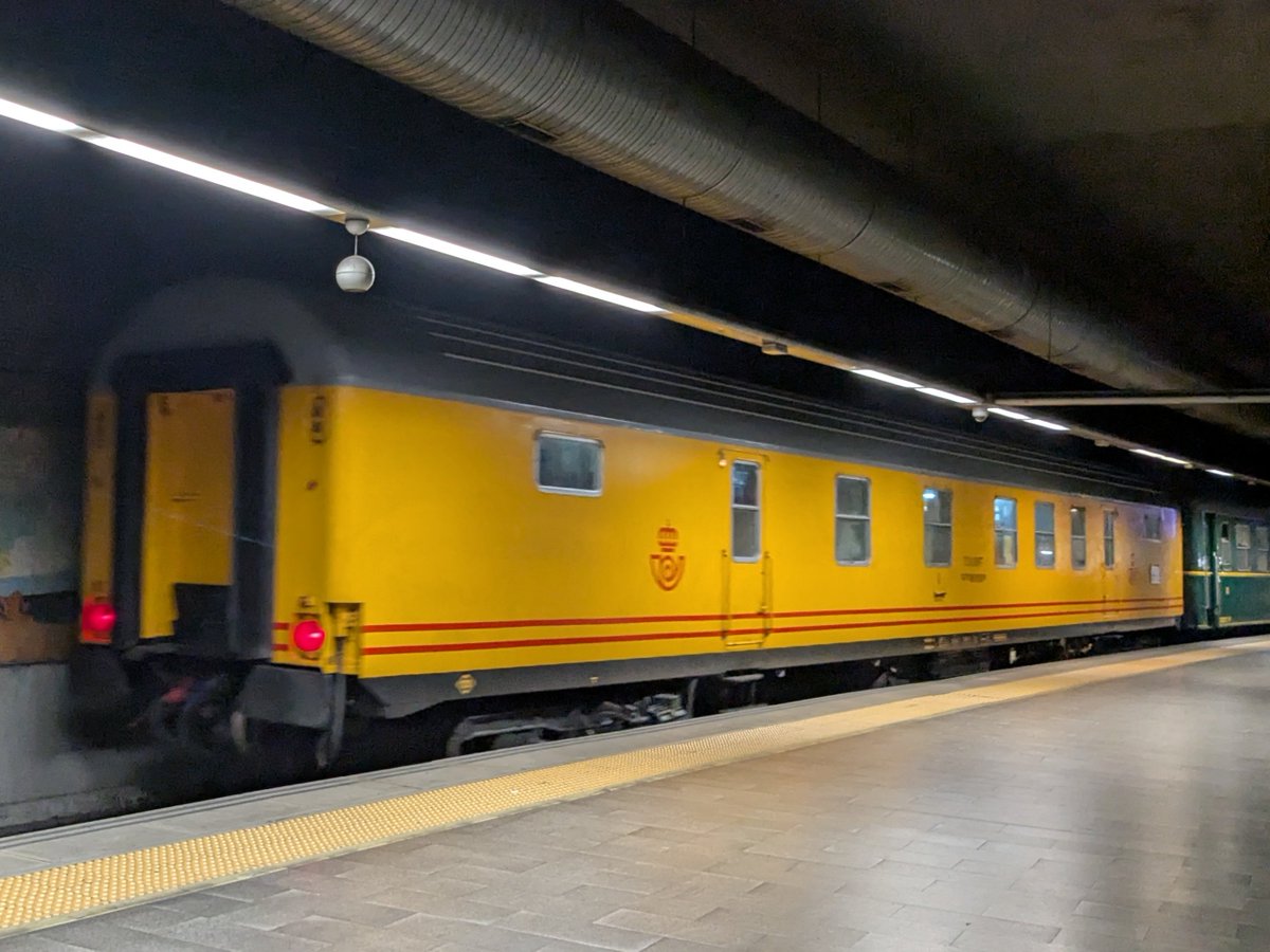 El Tren de los Reyes de <a href="/azaft_org/">AZAFT</a> pasando hace un momento por la estación de Zaragoza-Goya. #AZAFT #ALSA #tren #ferrocarril #Reyes #Zaragoza