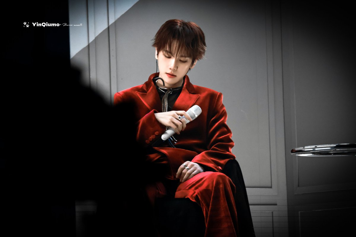 HOLY SHT THIS BAEKHYUN PICTURE LOOKS LIKE A PIECE OF ART !