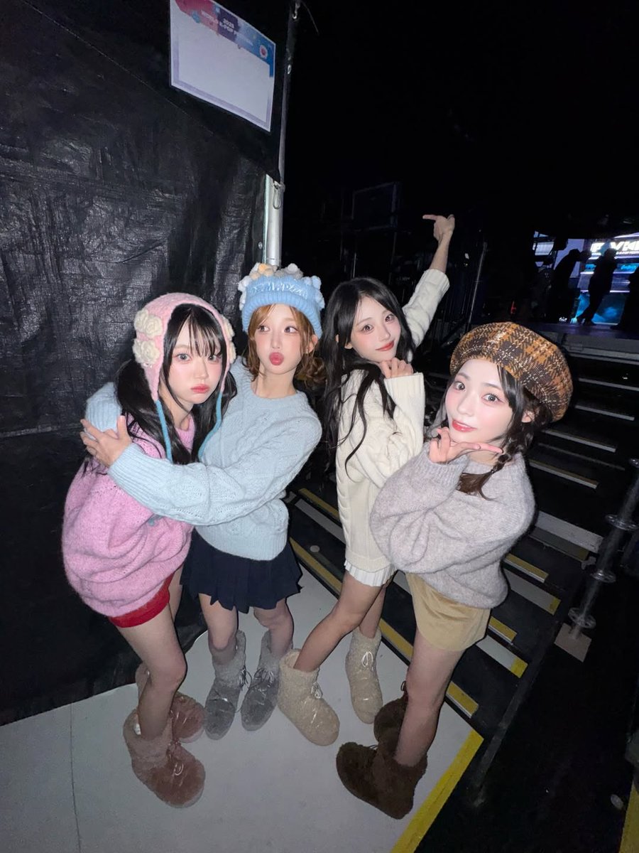 chobdan's tweet image. backstage moment with qwer. soft knits, warm boots, and playful hats—winter vibes wrapped in friendship and style. every detail tells a cozy story of togetherness and charm.