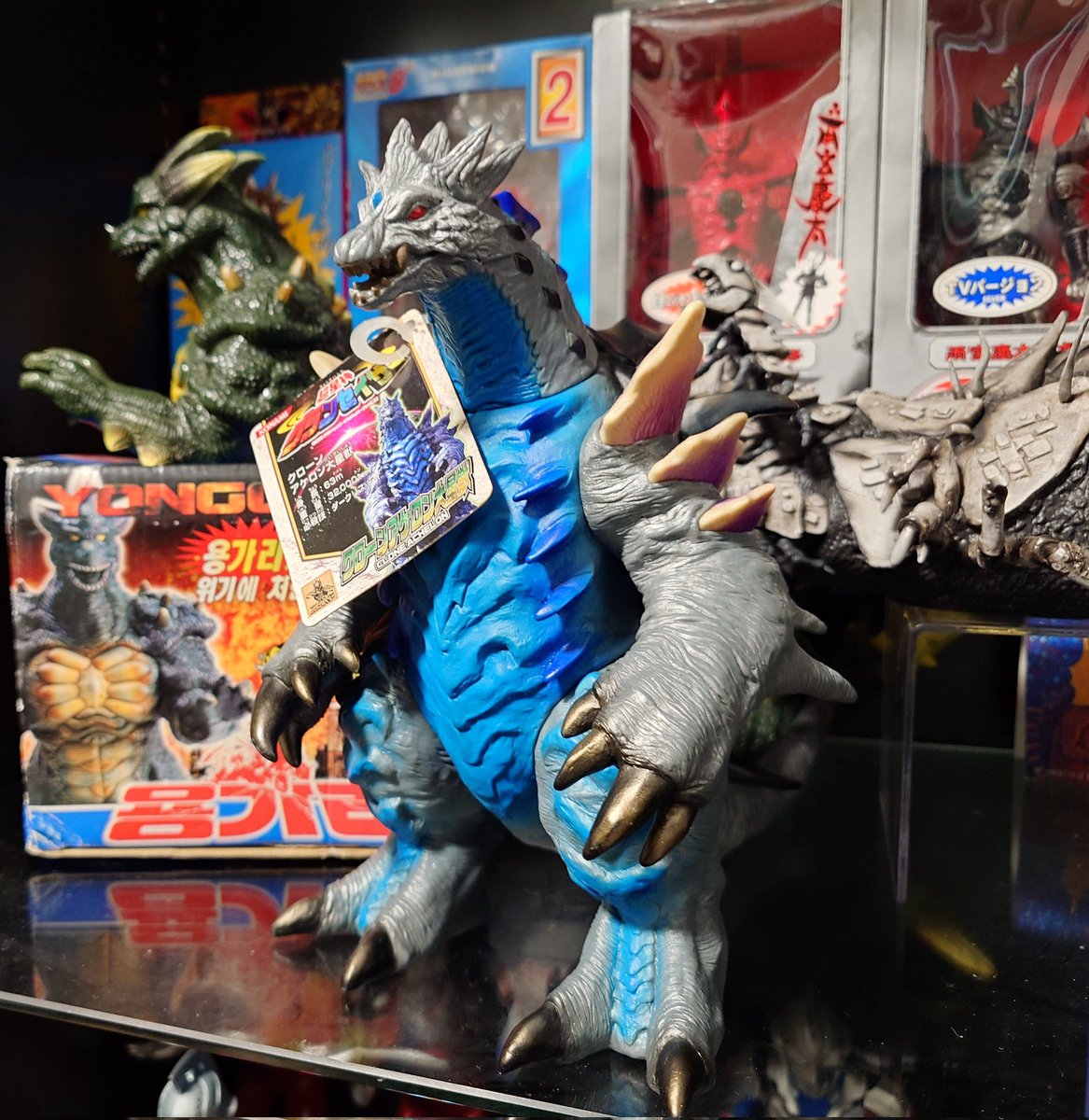 実家から連れ帰ってきたクローンアケロン大星獣とガメラ食玩フィギュア