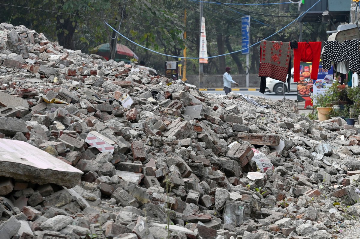 timesofindia's tweet image. Apathy doesn’t pause with the calendar — but its damage keeps mounting. As 2026 begins, #KhyberPass near #DelhiUniversity still chokes under dust and neglect, raising the same urgent question: who will take responsibility for our lungs?

📸: Anindya Chattopadhyay / TOI