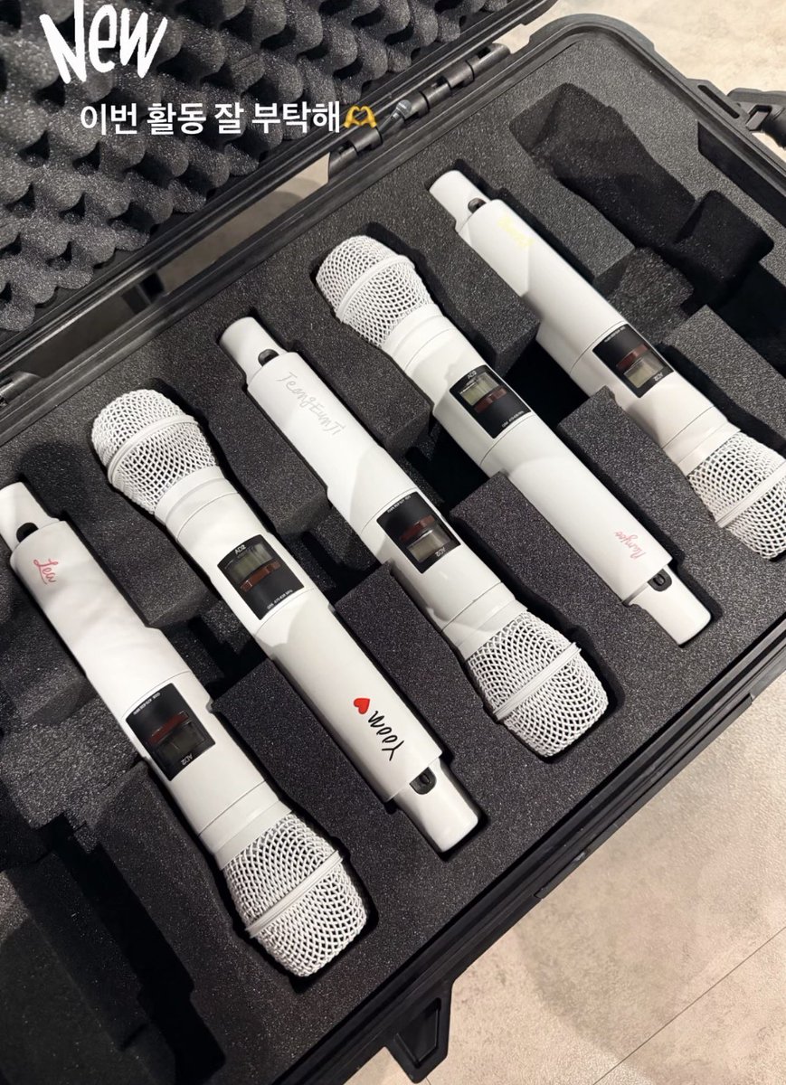 apinkxcho's tweet photo. wow… apink got a new set of mics 🥹
also why is my eye REFUSING to ignore that empty space 😭😭😭 https://t.co/hlFQwOUYj9