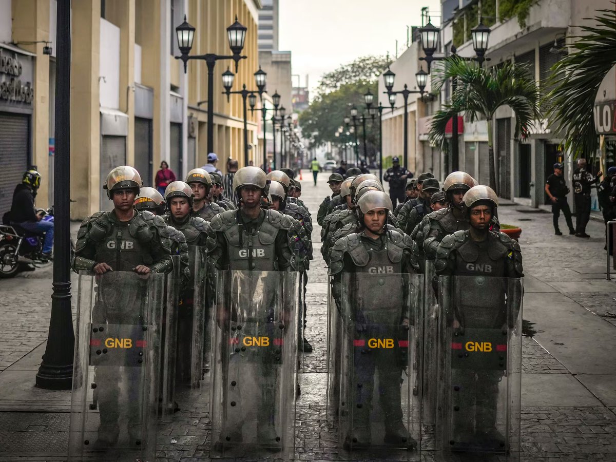alextran_78's tweet image. Venezuela shaken on Jan 3

Early on Jan 3, 2026, Venezuelan state TV cut regular programming following explosions and U.S. strikes in Caracas. Footage showed pro-government “motorizados” deployed across the city. 

The move came after Donald Trump claimed U.S. forces had captured…