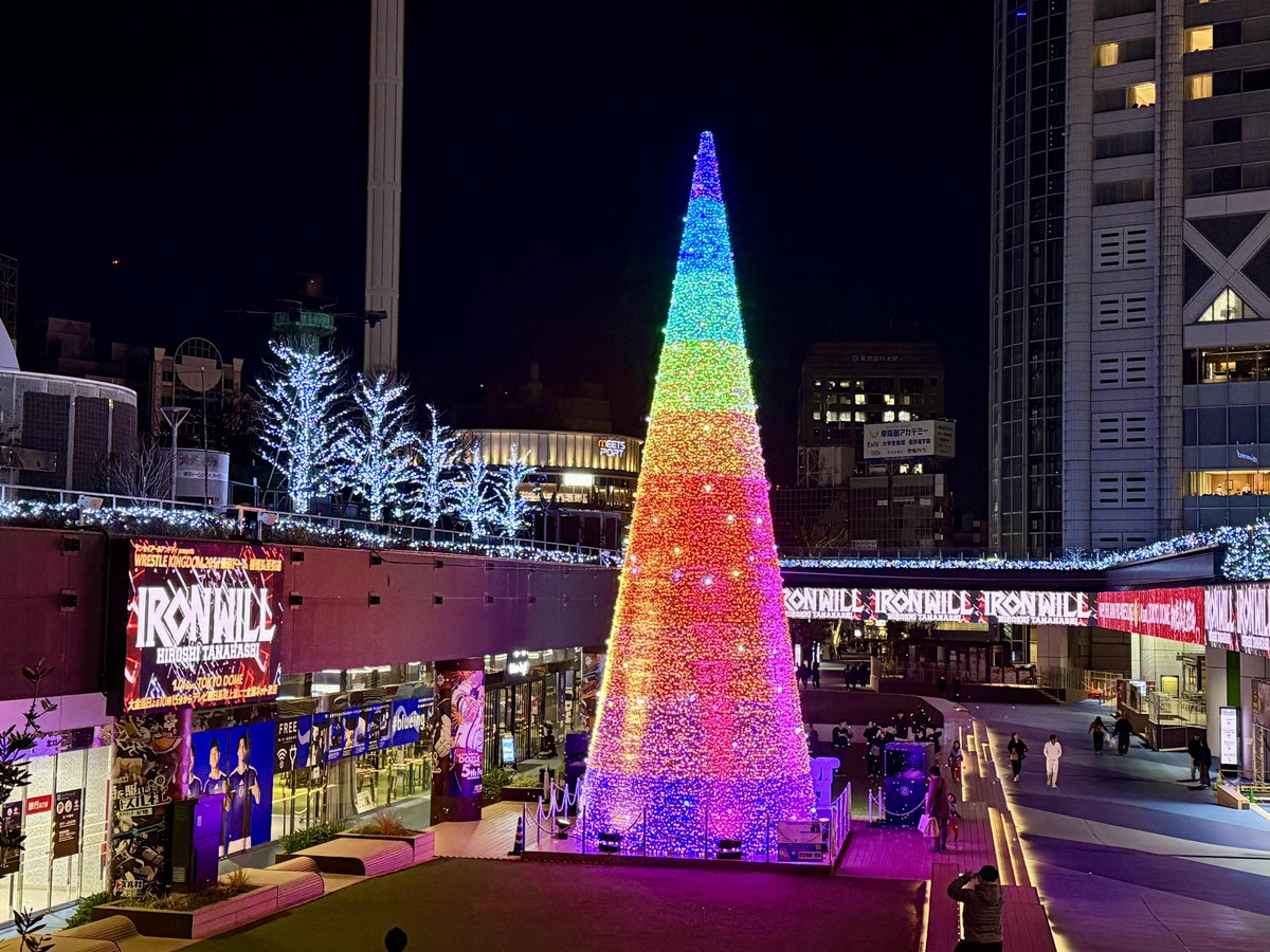 ご飯食べた後イルミネーション見てきた
15分に一回、4分程度棚橋のエントランスムービーと音楽が流れて、曲に合わせてイルミネーションがビカビカ光る！
外で聞くLOVE &amp; ENERGYは室内とはまた違った良さ！