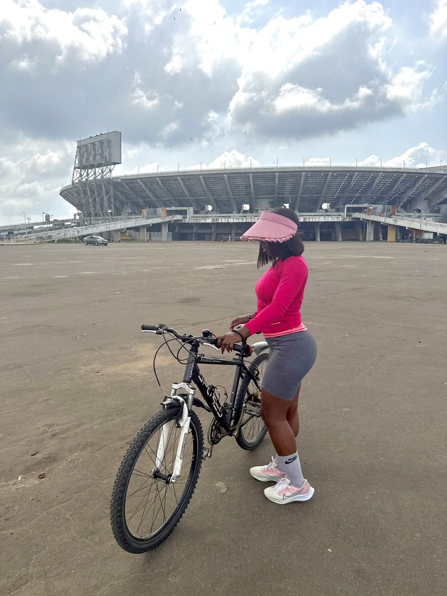 IdongesitUduehe's tweet image. Posted on my WhatsApp that I started learning how to ride a bike and my family members are surprised I can’t ride one 
People wey no teach me dey surprise 😂

I do have a lot of things to learn this year. 

I literally fell and hit my butt while learning 😭