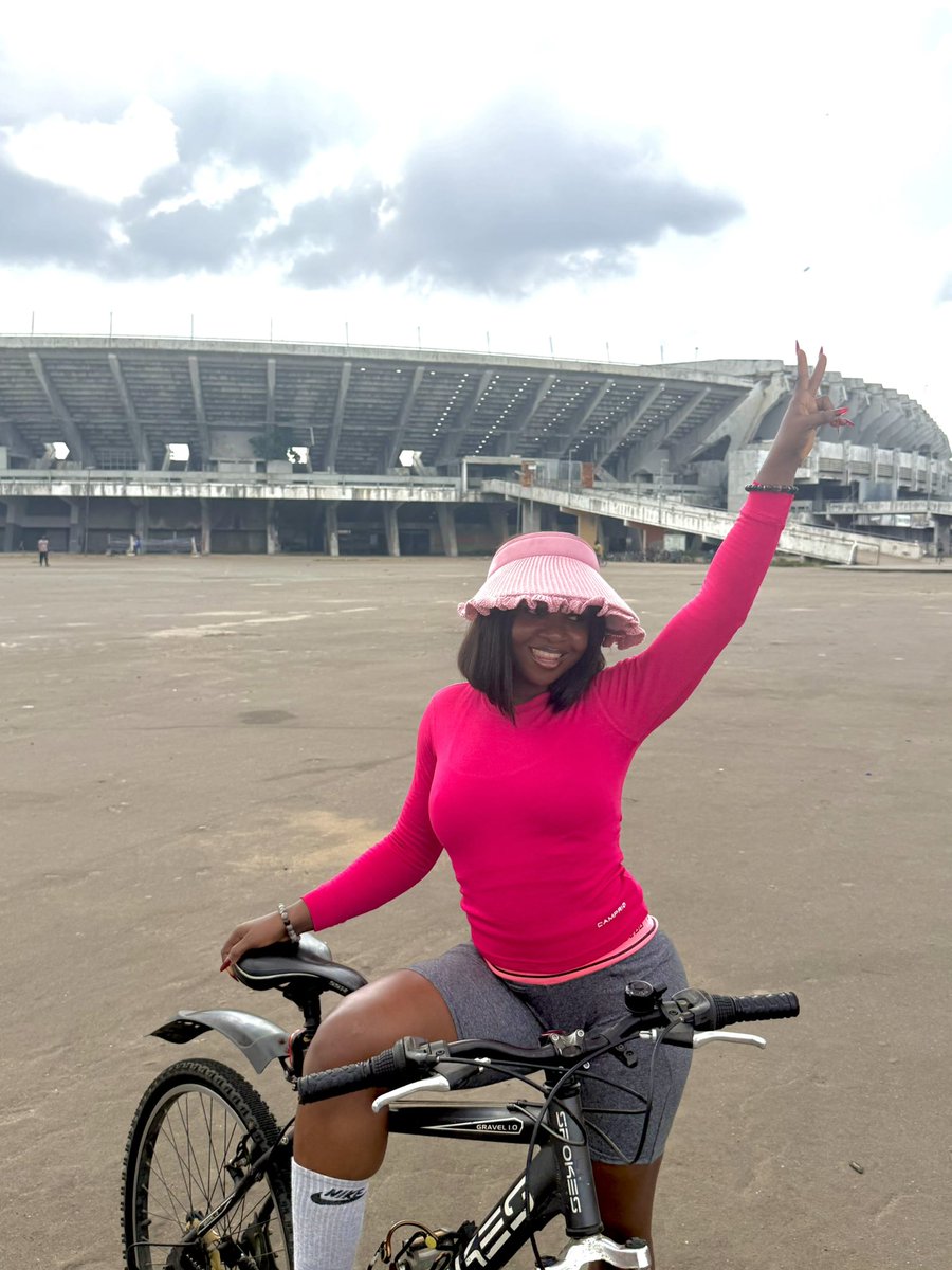 IdongesitUduehe's tweet image. Posted on my WhatsApp that I started learning how to ride a bike and my family members are surprised I can’t ride one 
People wey no teach me dey surprise 😂

I do have a lot of things to learn this year. 

I literally fell and hit my butt while learning 😭