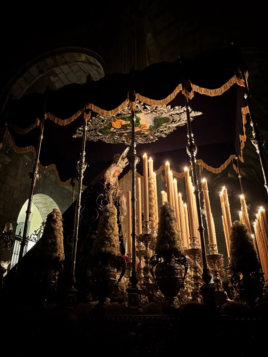 SoledadMoron's tweet photo. “¿Quién no se conmoverá ante la contemplación de la Madre, que sigue al Hijo condenado, que lo ve azotado, coronado de espinas, colgado del madero? La espada ha traspasado su alma, no ha tocado su cuerpo, pero ha herido más profundamente su corazón”.

✒️San Bernardo de Claraval https://t.co/j2Ed79LDtG
