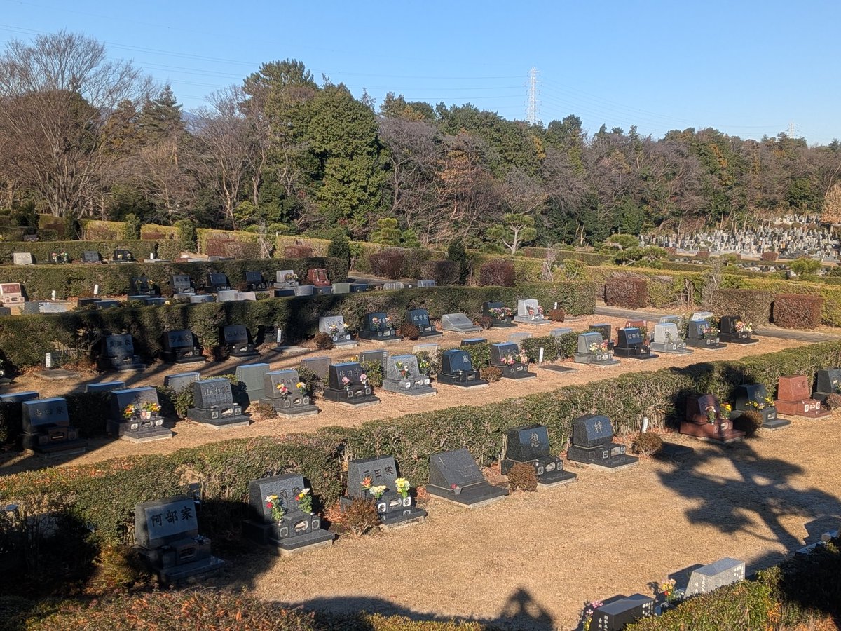 今日は
高校の同級生で
バイク仲間だった
友人のお墓参り
(墓の場所忘れてて
かなり探しました😅)