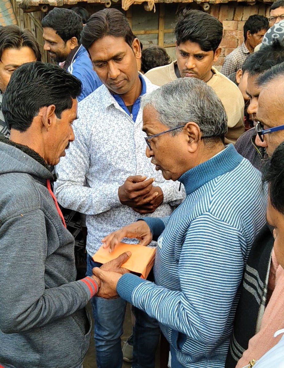 khalilurMP's tweet photo. সাগরদিঘি ব্লকের ইসলামপুর গ্রামের রমজান সেখ উড়িষ্যায় কাজ করতে গিয়ে তিনি দুষ্কৃতিদের হাতে প্রাণ হারিয়েছেন।অন্যদিকে, ডিহিবরজ গ্রামের ইয়াদুল সেখ ছত্রিশগড় রাজ্যের নারায়ণপুরে বিজেপি সমর্থিত দুষ্কৃতীদের হাতে আক্রান্ত হয়ে প্রাণে বেঁচে ফিরেছেন।তাঁদের সাথে সাক্ষাৎ ও আর্থিক সহযোগিতা https://t.co/QutA14d1x7