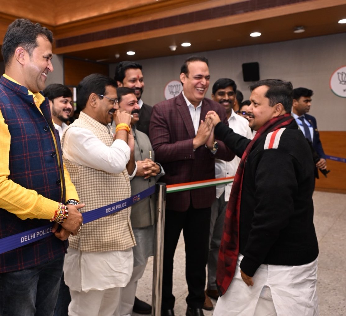 ShrivasGouri's tweet photo. विश्व की सबसे बड़ी पार्टी भारतीय जनता पार्टी के नवनियुक्त कार्यकारी अध्यक्ष श्री नितिन नवीन जी से दिल्ली स्थित भाजपा कार्यालय में सुखद भेंट हुई ! इस दौरान नितिन भैया को कैलेंडर नववर्ष की बधाई देते हुए नये दायित्व के लिए शुभकामनाएँ प्रेषित किया! @AmitShah @blsanthosh @NitinNabin @BJP4India