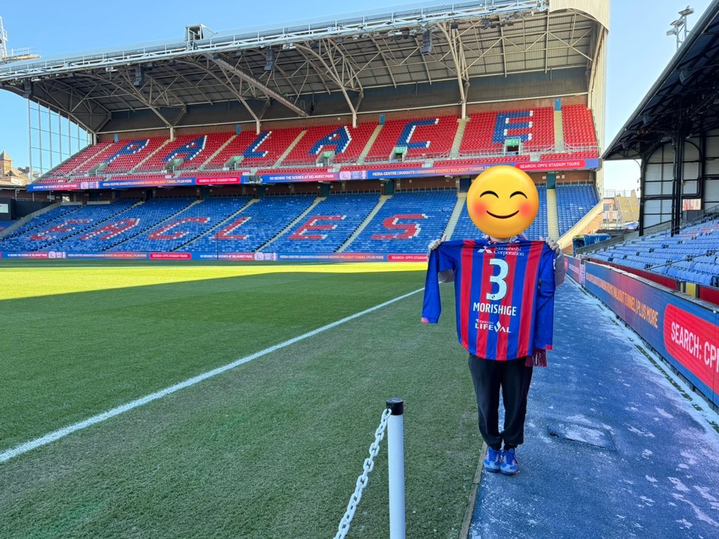 teru_tokyo2020's tweet image. 🏴󠁧󠁢󠁥󠁮󠁧󠁿最後の🏟️は鎌田大地が所属するクリスタル・パレスのホーム、セルハースト・パーク

住宅地のど真ん中にあってびっくり。
2万5千収容のコンパクトなスタジアム

スタジアム全体が青赤に彩られていてめちゃくちゃテンションが上がった🔵🔴
味スタも大規模改修の際は何卒...🙏🙏🙏