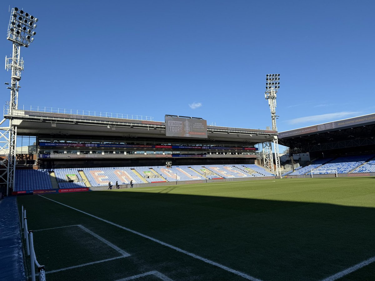 teru_tokyo2020's tweet image. 🏴󠁧󠁢󠁥󠁮󠁧󠁿最後の🏟️は鎌田大地が所属するクリスタル・パレスのホーム、セルハースト・パーク

住宅地のど真ん中にあってびっくり。
2万5千収容のコンパクトなスタジアム

スタジアム全体が青赤に彩られていてめちゃくちゃテンションが上がった🔵🔴
味スタも大規模改修の際は何卒...🙏🙏🙏