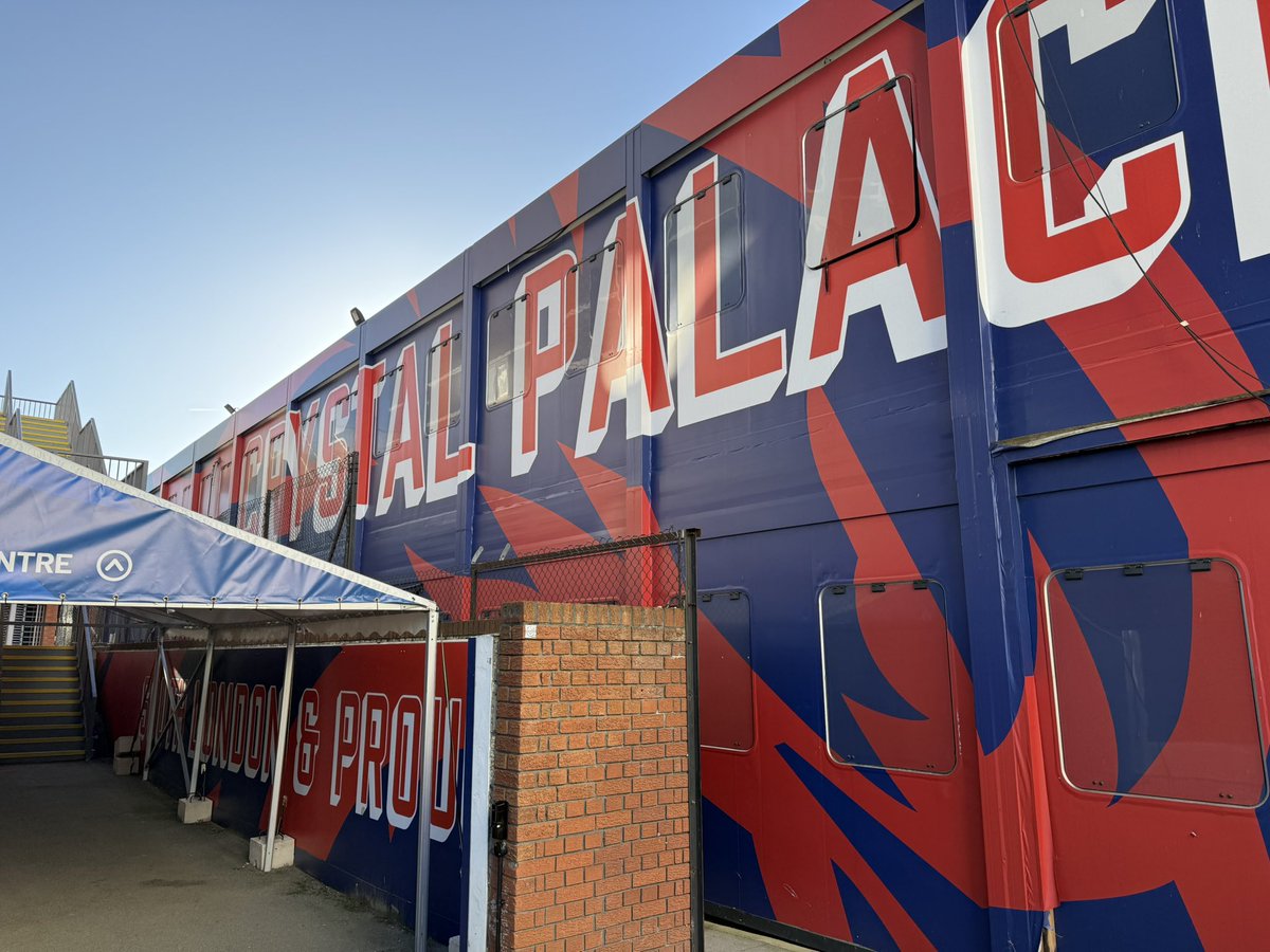 teru_tokyo2020's tweet image. 🏴󠁧󠁢󠁥󠁮󠁧󠁿最後の🏟️は鎌田大地が所属するクリスタル・パレスのホーム、セルハースト・パーク

住宅地のど真ん中にあってびっくり。
2万5千収容のコンパクトなスタジアム

スタジアム全体が青赤に彩られていてめちゃくちゃテンションが上がった🔵🔴
味スタも大規模改修の際は何卒...🙏🙏🙏