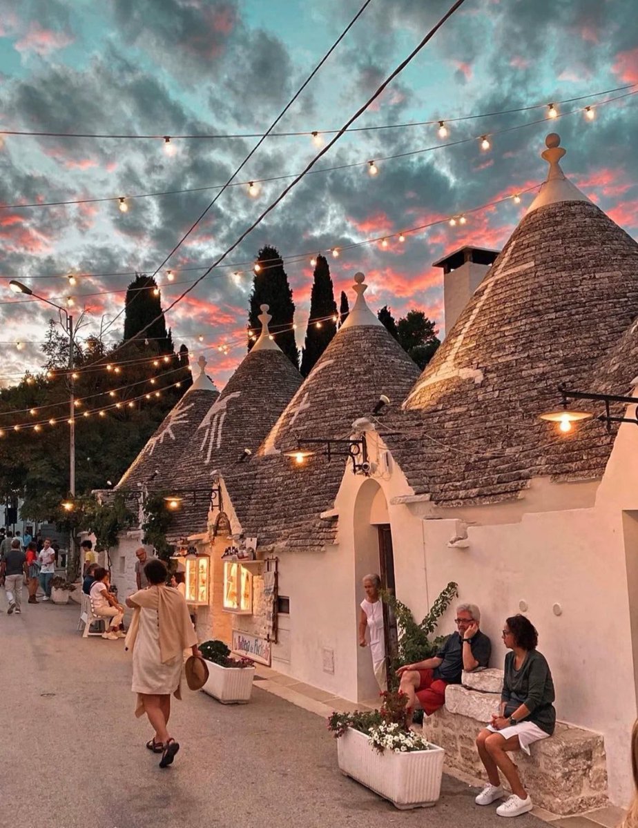 flight_chan's tweet image. 【予算35万円】（3泊4日）

アルベロベッロ　in イタリア🇮🇹

人口は1万人強の小さな街だけど、世界的に有名な建物がある。1996年に世界文化遺産に登録され、イタリアの「楽園の町」として知られてるんだそう…♡