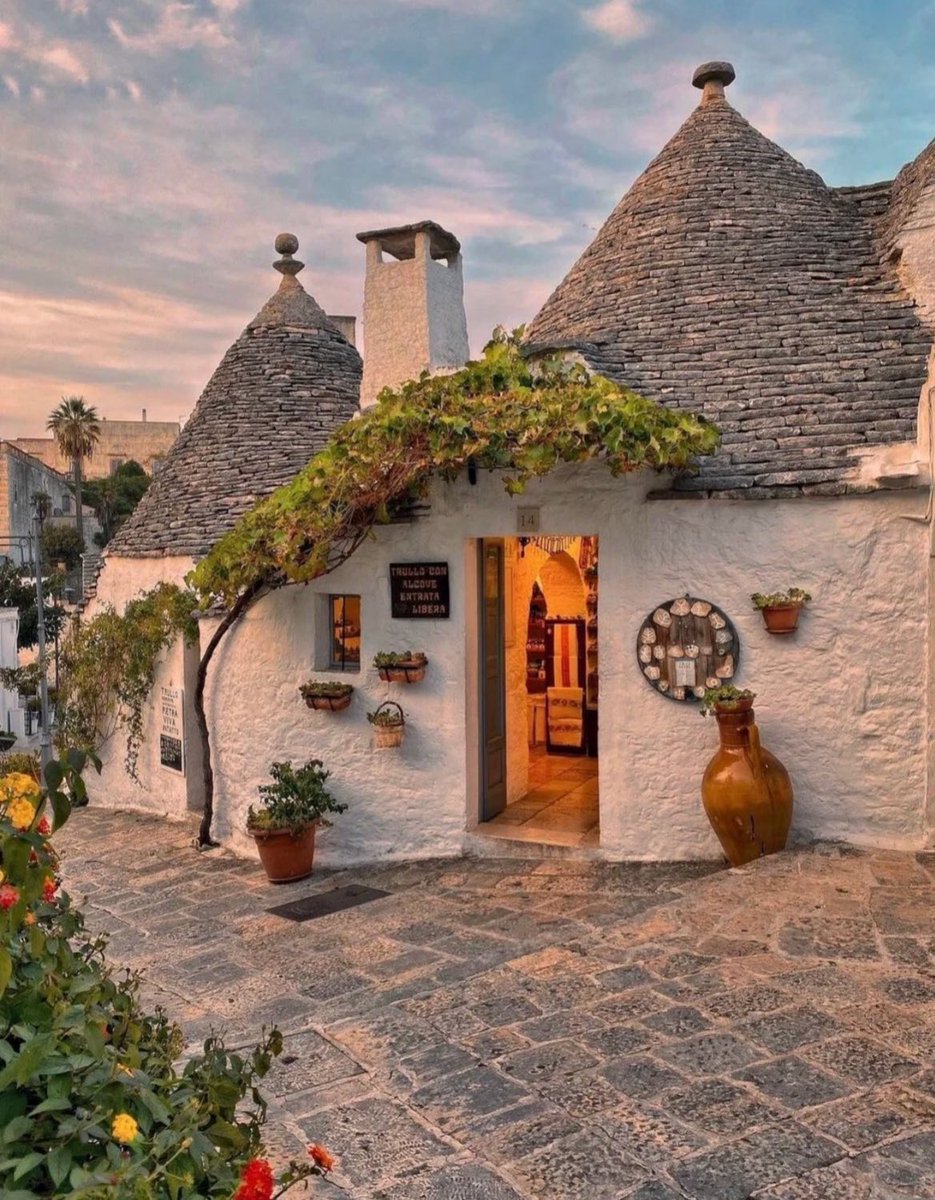 flight_chan's tweet image. 【予算35万円】（3泊4日）

アルベロベッロ　in イタリア🇮🇹

人口は1万人強の小さな街だけど、世界的に有名な建物がある。1996年に世界文化遺産に登録され、イタリアの「楽園の町」として知られてるんだそう…♡