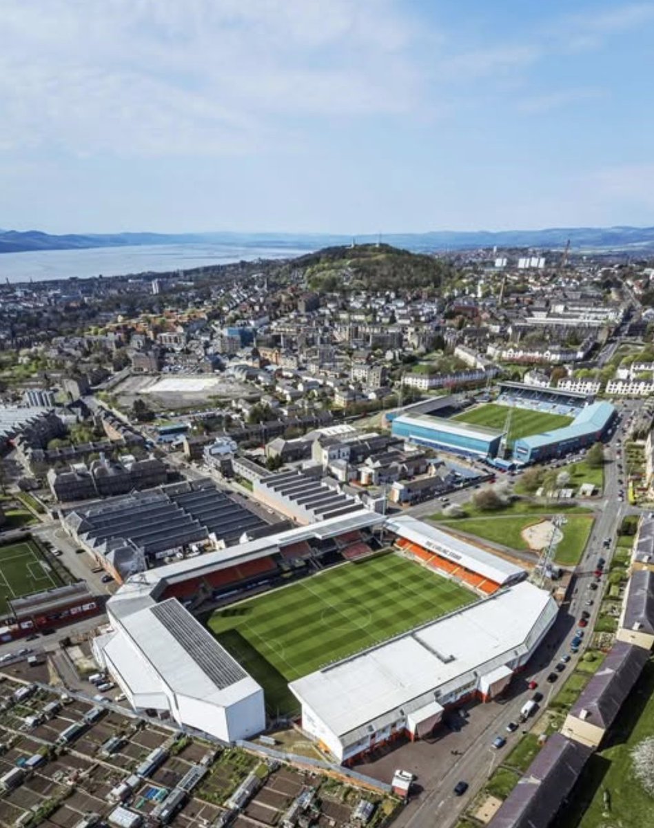 josedavidlopez_'s tweet image. Hoy se disputa un DERBY particular, el de #Dundee 🏴󠁧󠁢󠁳󠁣󠁴󠁿

Los dos estadios de los dos clubes de la #SPL 🏴󠁧󠁢󠁳󠁣󠁴󠁿⚽️ (#DundeeUnited 🟠 y #DundeeFC 🔵) están separados por sólo 180 metros de distancia.

Hoy juegan en Tannadice Park (14.223), ligeramente más grande que Dens Park (11.775)