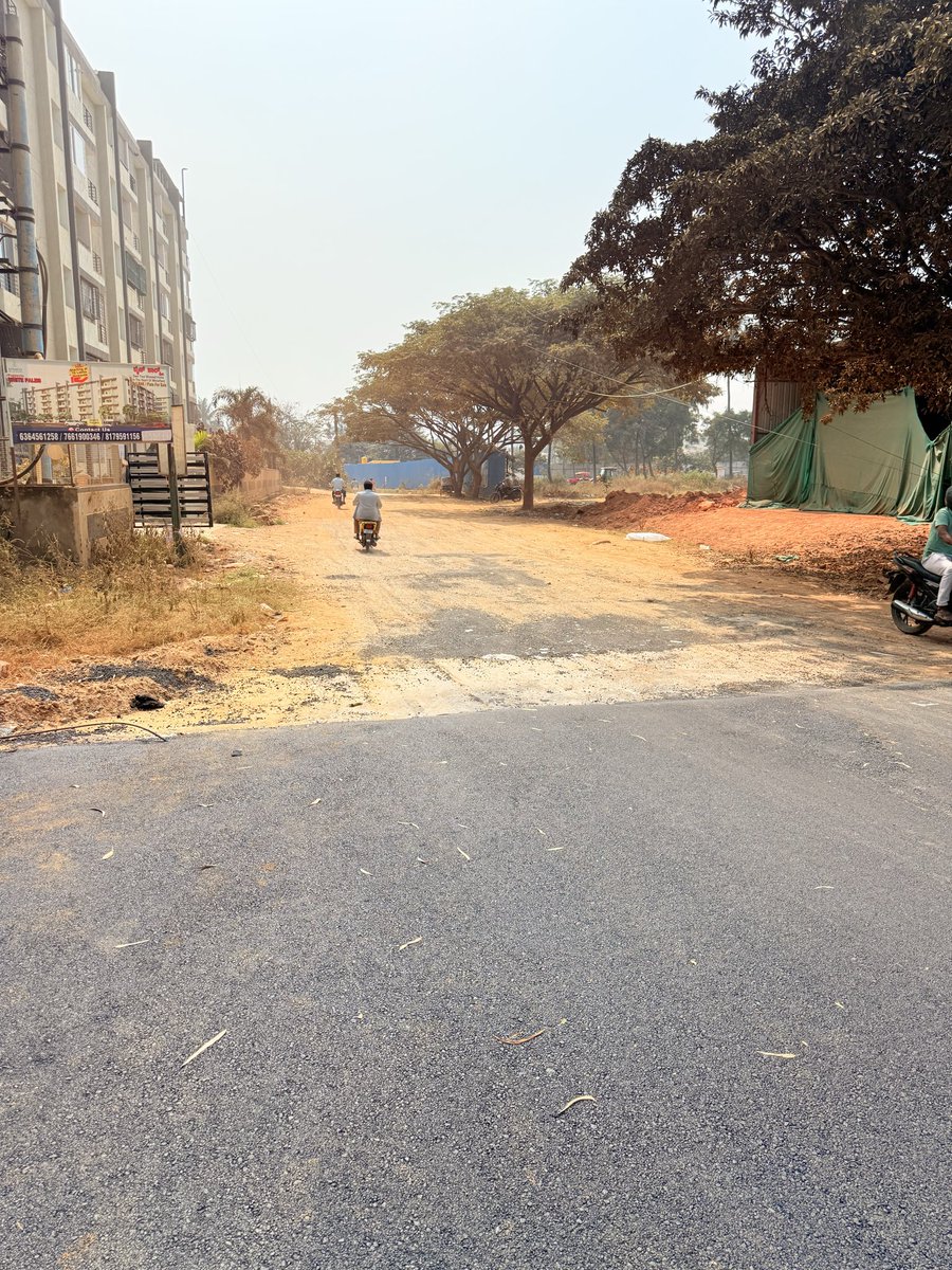rhoulgupta's tweet photo. @ICCCBengaluru Road work halted in front of Whitepalms Apt (nagondanahalli, whitefield).both side road completed except Survey no 20.Requesting intervention to resume work. Docs attached. #BBMP #RoadWork #JusticeForResidents @GBA_office @GBAChiefComm https://t.co/zcaF7TEgcb