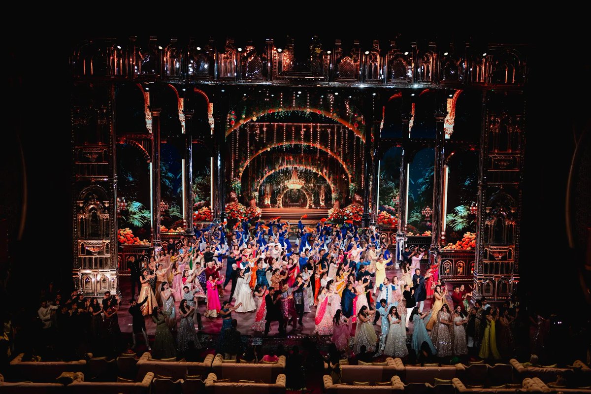 voguejp's tweet image. 総費用は950億円超え。インド一の大富豪カップルの豪華絢爛なウエディングの全貌を、エクスクルーシブな写真とともにお届け。
voguejapan.visitlink.me/Gr2fBF