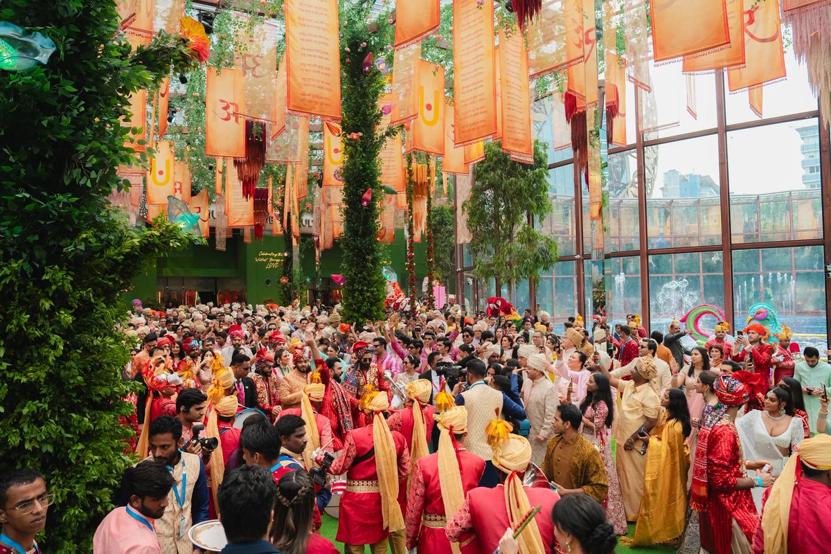 voguejp's tweet image. 総費用は950億円超え。インド一の大富豪カップルの豪華絢爛なウエディングの全貌を、エクスクルーシブな写真とともにお届け。
voguejapan.visitlink.me/Gr2fBF