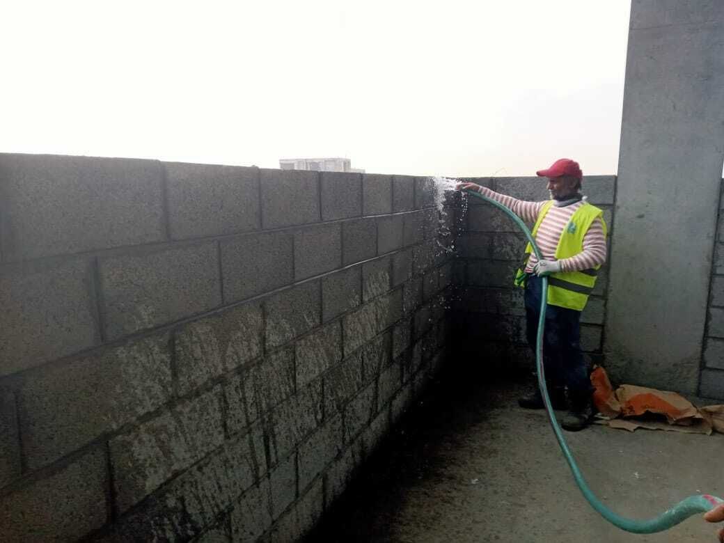 أهمية ومدة رشّ الماء في أعمال البلوك

• رشّ الماء ضروري لترطيب البلوك قبل وخلال البناء حتى لا يمتص ماء المونة بسرعة، لأن سحب الماء يضعف تماسك المونة ويقلل قوة الربط.
• يساعد على زيادة قوة الالتصاق بين البلوك والمونة ويقلل التشققات المبكرة.
• يحسّن من مقاومة الجدار لاحقًا ويعطي