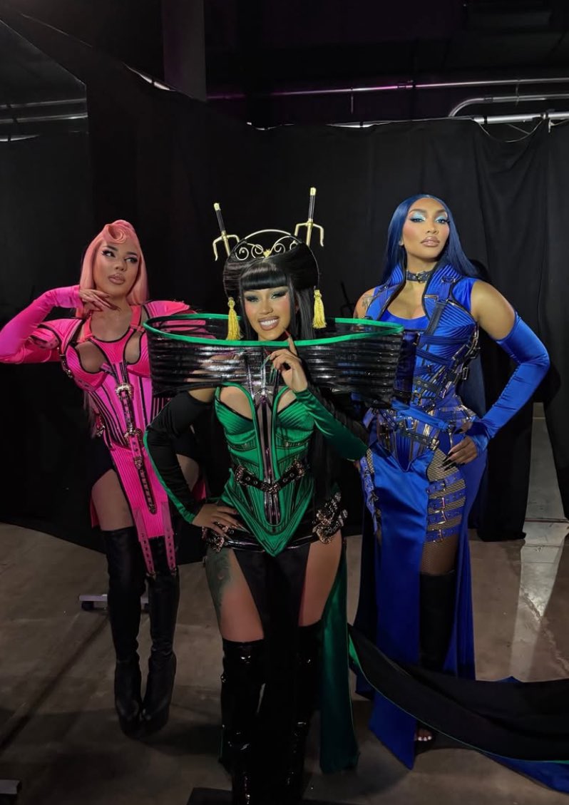 MESSY__STONE's tweet image. Mileena💖Jade💚 princess Kitana💙   
#MortalKombat 😍omg they look soo CUTE