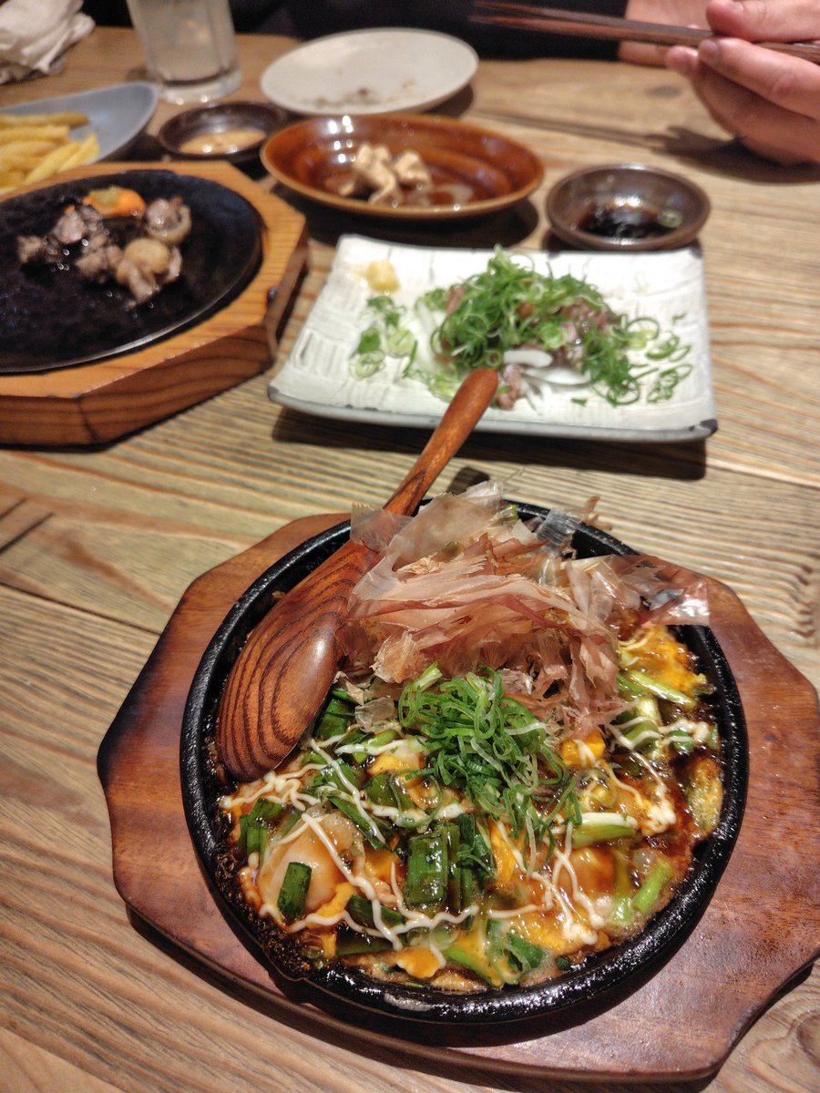 nike1789's tweet photo. 家族で居酒屋に行ってきました
いつの間にかハイボール、梅酒、日本酒と呑む息子にびっくり…
私の中ではまだ子供なんですが、いつの間にかすっかり大人になっちまって😂 https://t.co/X1fLNuPrvb