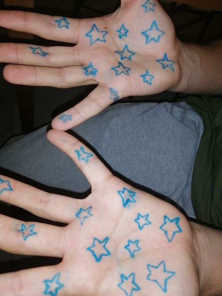 Я тоже попал под раздачу и был жестоко обклеен кучей наклеек. Превосходно, не нравится. Но вот кто-то кажется рад меньше моего, ведь я подарил Касси штампики!!