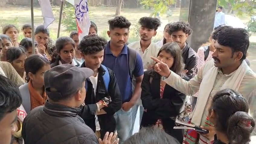 SFIRajasthan's tweet image. टर्म टेस्ट से वंचित रहे विद्यार्थियों के टर्म टेस्ट करवाने की मांग को लेकर SFI डूँगरपुर ने SBP कॉलेज प्राचार्य का घेराव कर ज्ञापन सौंपा..!
@SFI_CEC #SFI #struggle #rajasthan