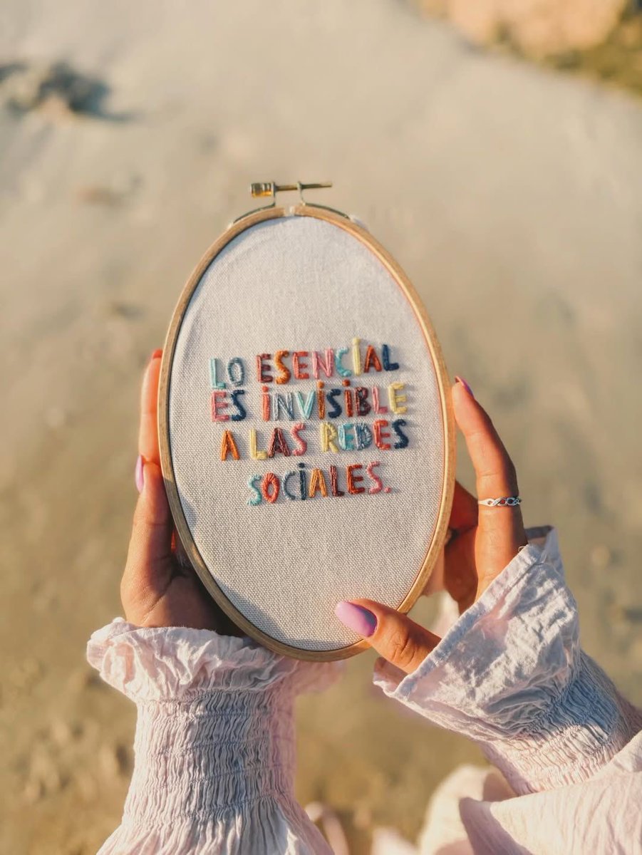 Lo esencial casi nunca se ve en las redes.

🧶 🖍 Por la bordadora y artista textil uruguaya Camilu.