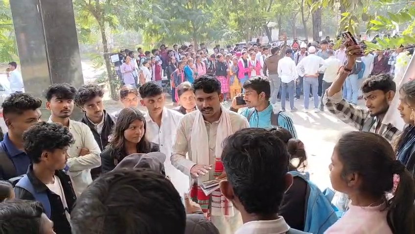 SFIRajasthan's tweet image. टर्म टेस्ट से वंचित रहे विद्यार्थियों के टर्म टेस्ट करवाने की मांग को लेकर SFI डूँगरपुर ने SBP कॉलेज प्राचार्य का घेराव कर ज्ञापन सौंपा..!
@SFI_CEC #SFI #struggle #rajasthan