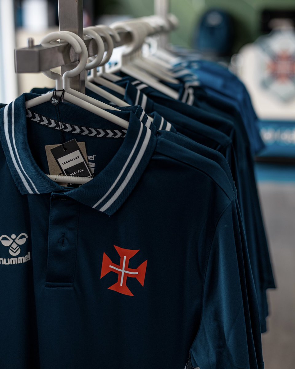CFosBelenenses's tweet photo. ✔️ A #LojaAzul já está em funcionamento para que nada te falte antes de uma grande tarde de #PuroFutebol. 𝐄𝐬𝐭𝐚𝐦𝐨𝐬 𝐚̀ 𝐭𝐮𝐚 𝐞𝐬𝐩𝐞𝐫𝐚! 💙😉
🔹E se só nos puderes acompanhar à distância, estamos a apenas uns cliques em https://t.co/cPUcFCMnda #tweetpastel https://t.co/AFbGpXsIbt