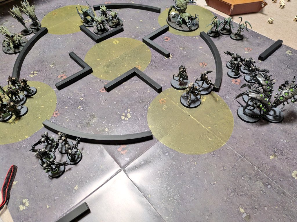 Roco609's tweet image. 新春初ボドゲ(？)はウォーハンマー40kネクロンvsティラニッドの500pt戦を2回🔥
持久戦でジリジリ戦うのが強い軍隊なのに、我慢できずにすぐ前線へ飛び出しちゃう。1R動かずに耐えるのが不安すぎる…！性格的にオークとかの脳筋キャラの方が合ってそうだな🙂‍↔️