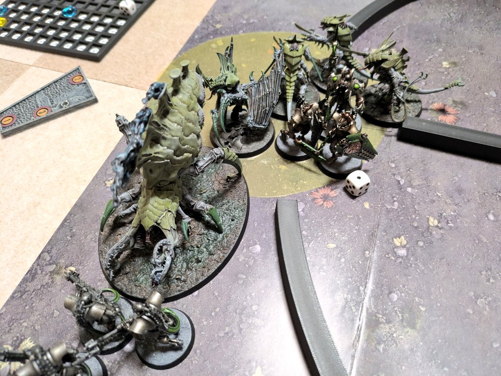 Roco609's tweet image. 新春初ボドゲ(？)はウォーハンマー40kネクロンvsティラニッドの500pt戦を2回🔥
持久戦でジリジリ戦うのが強い軍隊なのに、我慢できずにすぐ前線へ飛び出しちゃう。1R動かずに耐えるのが不安すぎる…！性格的にオークとかの脳筋キャラの方が合ってそうだな🙂‍↔️
