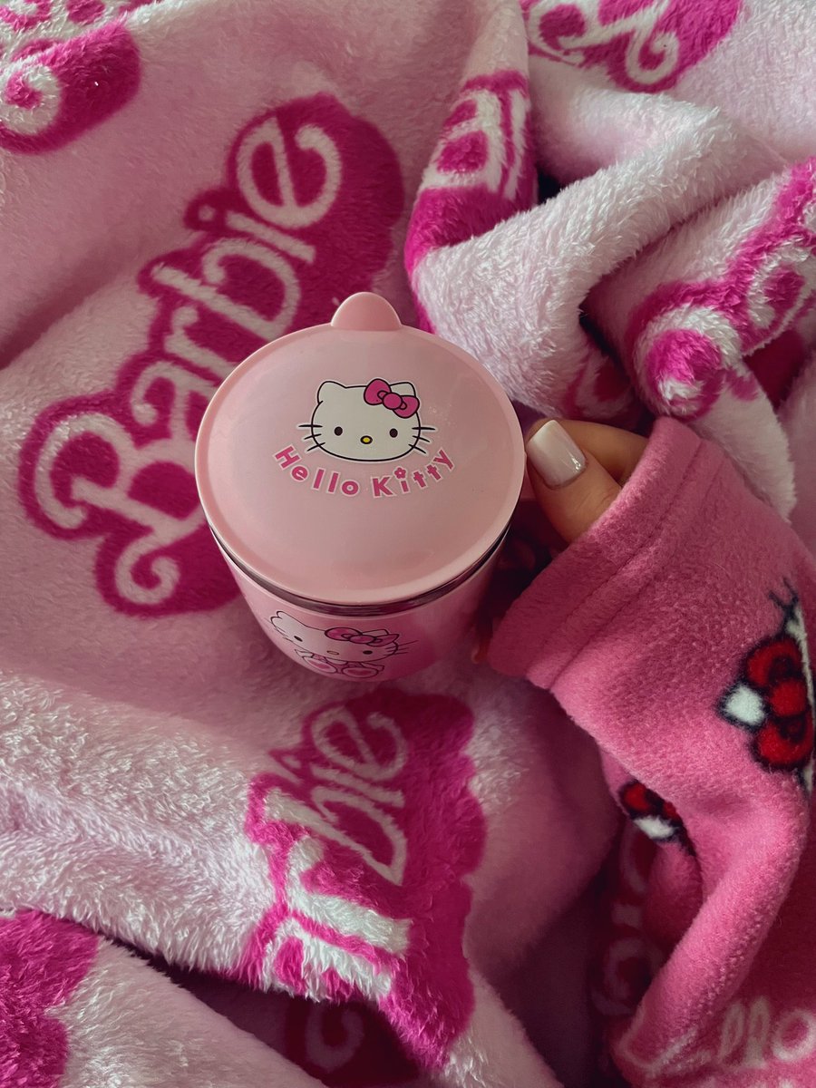aynı anda ikisinin de asigi olmak 🌸🎀 #hellokitty #barbie #saturday #rainy #pink
