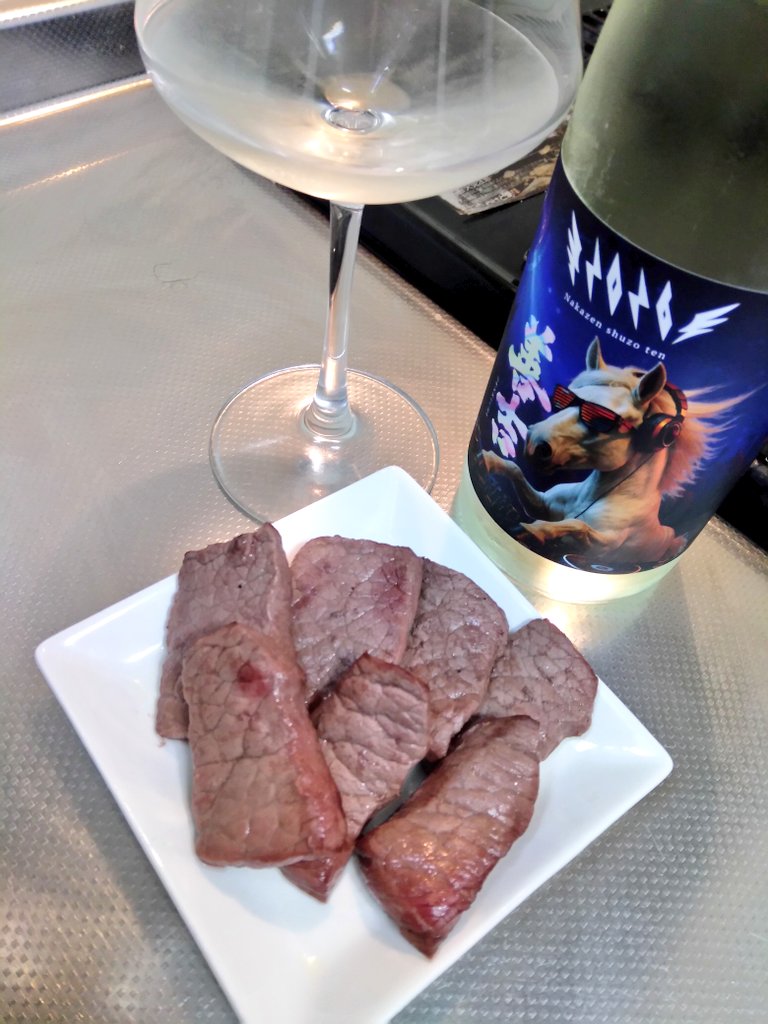 年始の一献。善吉 干支ラベル

香りは爽やかなパインのよう。口に含むと柔らかな口当たりから蜜のような甘旨味が膨らみ余韻はスッキリとした苦酸味でスッとキレていきます。

このポップでファンキーなラベルから溶け出す甘美に蜜のようなデリシャスな味わい✨アテは和牛モモ肉と頂きます😋