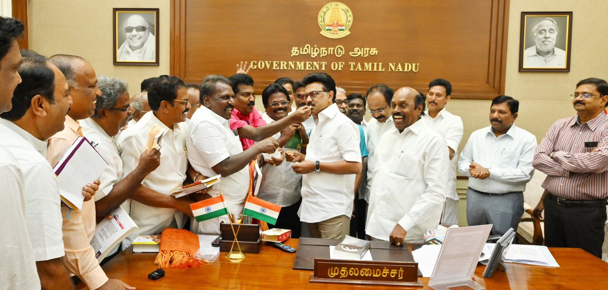 Anbil_Mahesh's tweet photo. இந்தச் சிரிப்பிற்கும் கொண்டாட்டத்திற்கு���் காரணம் மாண்புமிகு தமிழ்நாடு முதலமைச்சர் @mkstalin அவர்களும், மாண்புமிகு துணை முதலமைச்சர் @Udhaystalin அவர்களும்தான்!

மாண்புமிகு அமைச்சர் பெருமக்கள் திரு. @evvelu அவர்கள் திரு. @TThenarasu அவர்கள் ஆகியோரின் முன்னிலையில் அரசு ஊழியர்கள் மற்றும் ஆசிரியப் பெருமக்களுடன் தொடர் பேச்சுவார்த்தை நடத்தி��ோம். ஒவ்வொரு நாளின் பேச்சு வார்த்தை முடிவிலும் நம்மை அழைக்கும் மாண்புமிகு துணை முதலமைச்சர் அவர்கள் ஆசிரியர்கள் தெரிவிக்கும் கோரிக்கைகள் குறித்து கேட்டறிவார். ஆசிரியர்களின் சார்பாக அவர் வழங்கும் ஆலோசனையை ஏற்று தொடர்ந்து நடைபெற்ற பேச்சுவார்த்தை, தலைவர் அவர்களால் இன்று வெற்றி பெற்றது. 

இது தோல்வியில் முடியும் என காத்துக்கொண்டிருந்தவர்களுக்கு ஏமாற்றத்தையும், நமக்கு மகிழ்���்சியையும் பரிசளித்துள்ளார் மாண்புமிகு முதலமைச்சர் அவர்கள்.

மாண்புமிகு முதலமைச்சர் அவர்களுக்கும், மாண்புமிகு துணை முதலமைச்சர் அவர்களுக்கும் மனமார்ந்த நன்றியைத் தெரிவித்துக்கொள்கிறோம்.

#DravidianModel
#StalinFulfilsPromise