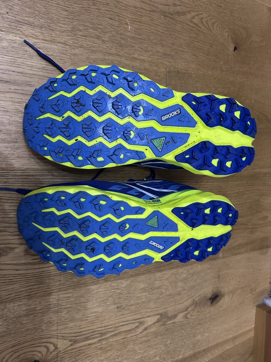 The_RunSeeker's tweet photo. Out with the old / in with new! My 2026 Xmas new trail shoes, Brooks Cascadia 19👌Good support / cushioning, as I have longstanding knee OA / over-pronator, good grip tread &amp; Gore-Tex waterproof material @brooksrunning 

Also on short list
- Hoka Speedgoat
- ASICS Gel-Trabuco https://t.co/8zFYQNKkxE