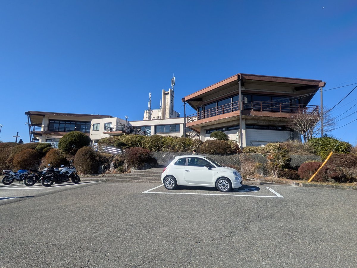 ターンパイクは
チェーン規制だったので
海側の椿ラインから…
見物コーナーからは塩カル
だらけでしたが
凍結はしてなかったです😓