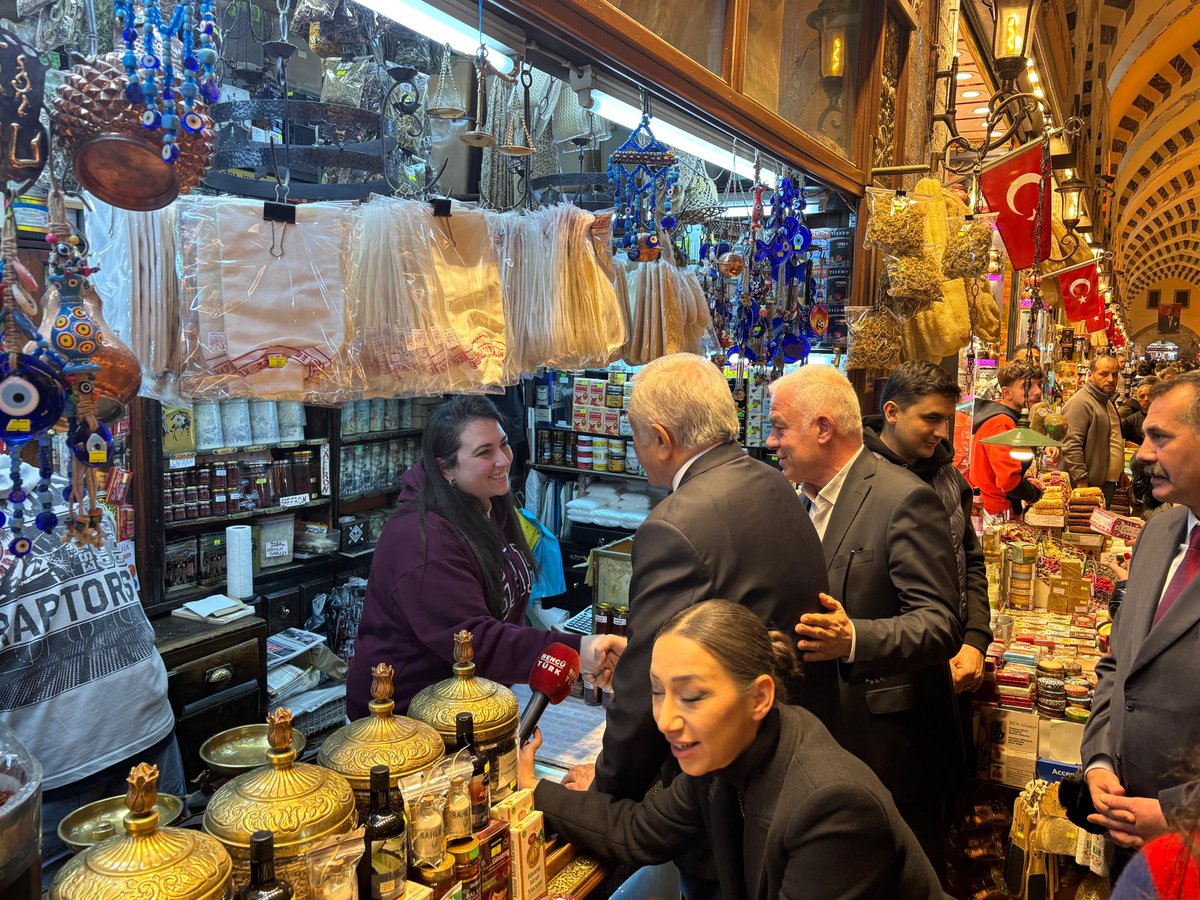 Genel Başkanımız Sayın Devlet Bahçeli’nin talimatları ile “#HayırlıGünlerKomşum” ve “#DerdinDerdimizdir” ziyaretleri kapsamında, Mısır Çarşısı Esnafları Yardımlaşma ve Koruma Derneği'nde; TBMM Başkanvekilimiz ve İstanbul Milletvekilimiz Sn. <a href="/celal_adan/">Celal ADAN</a> ve dava arkadaşlarımızla