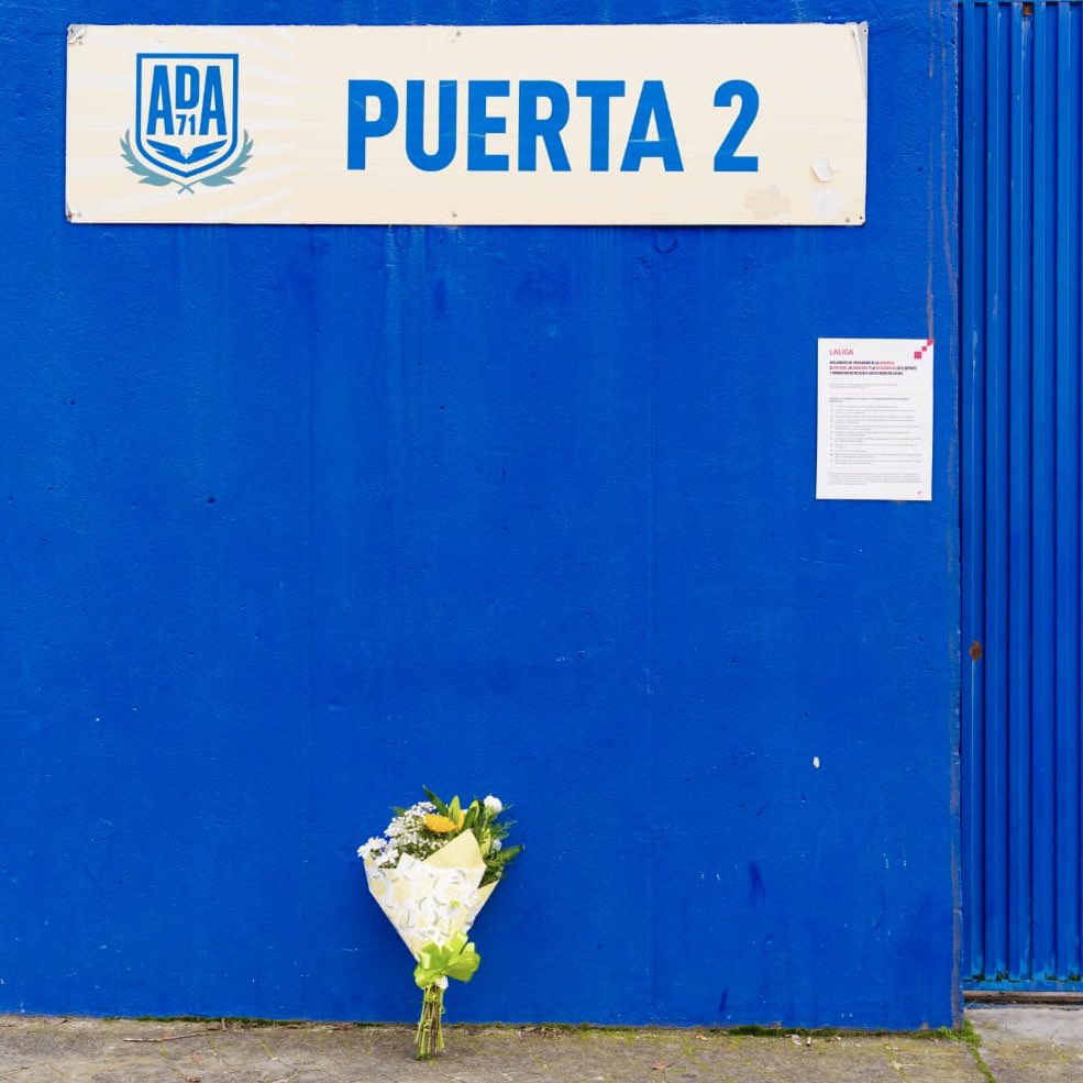 Donde siempre estabas,
Donde siempre nos animabas, 
Donde siempre te recordaremos

En tu honor, Manu
