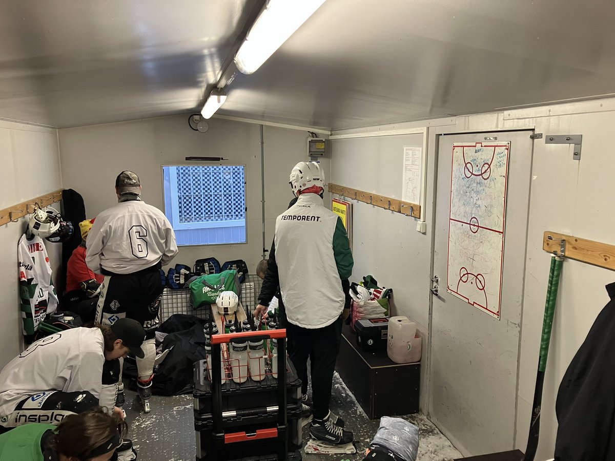 Kaikkea on tullut nähtyä. Tämä on kyllä listaykkönen. Ehkä 21-22m2. Ja Noora Rädylle ei kelvannut Tranåsin jäähalli 😂 Onneksi jää on se tärkein. #olosuhteet #pukukoppi #Bandyliiga #Mikkeli