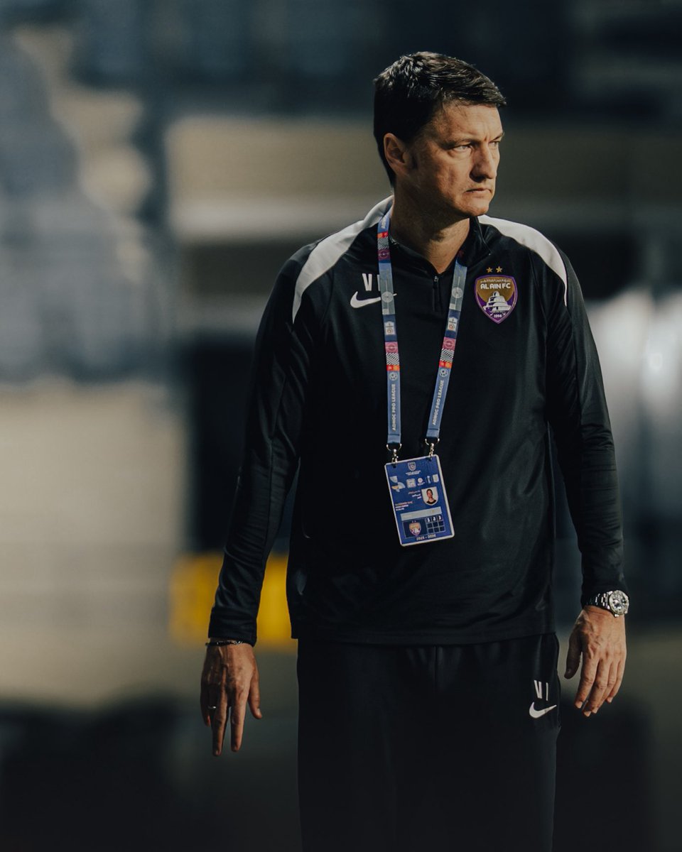 متصدر الدوري بفارق ٦ نقاط بدون خساره،
اقوى خط هجوم، و ثاني اقوى خط دفاع

وصل نهائي كأس اديب،
و متواجد في كأس رئيس الدولة.

المدرب الوحيد اللي ما استفاد من الاجانب،
يلعب كل مباراة بمعدل ٢ الى ٣ فقط،
اصابات بالجملة و غيابات.

و بعد كل هذا يأتي من يقلل منه بسبب اسلوب لعبه،
العراب