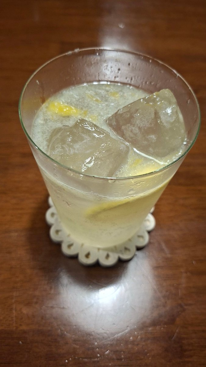 watarujin1110's tweet photo. ようやく体調が良くなり四日ぶりに酒解禁。新年もレモンサワーから🍋
#バンコク
#タイ
#KenjisLab https://t.co/nWkezy6h3Z