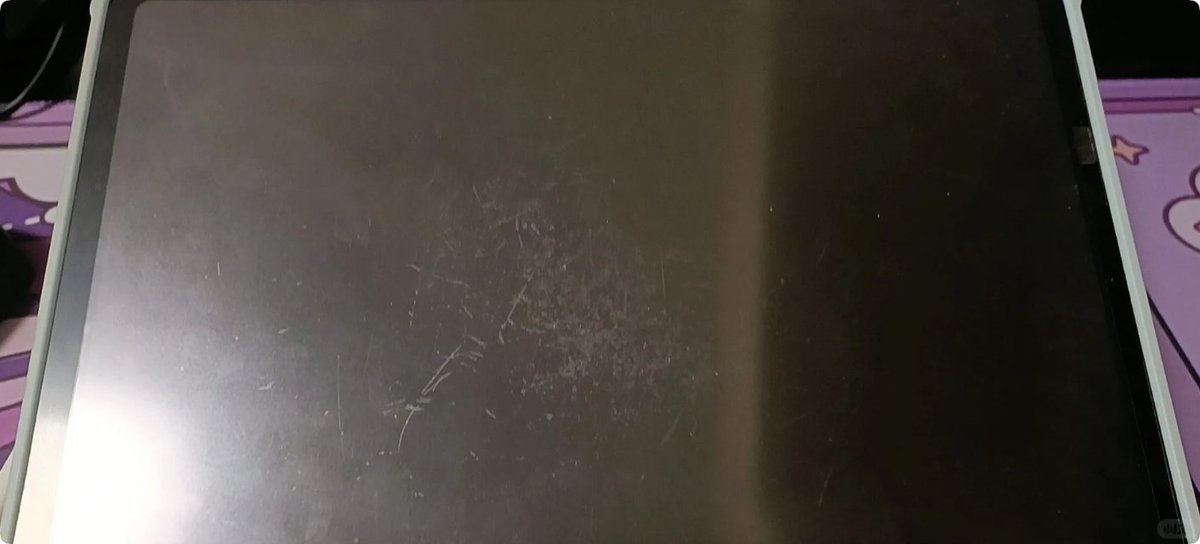 January 3, 2026, at 20:04, my completely worn-out matte screen protector has officially retired.
Next up is the tempered glass protector that’s been lying beneath it, keeping me company for 5 years.