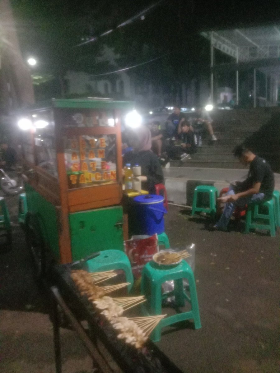Solin wots , msh buka depan masjid kemdikbud